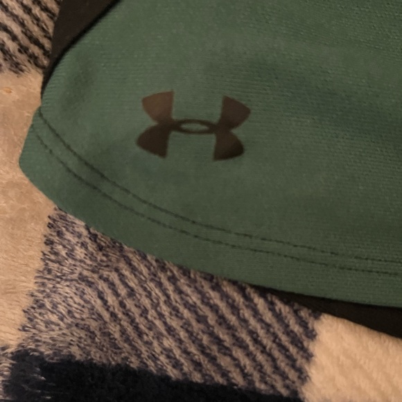 UNDER ARMOR GYM SHORTS - Picture 3 of 4